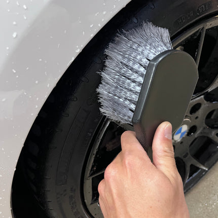 Brosse à Pneus Voiture – Poils Robustes & Manche Ergonomique | VibeAuto