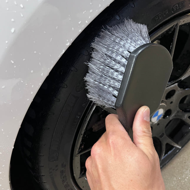 Brosse à Pneus Voiture – Poils Robustes & Manche Ergonomique | VibeAuto