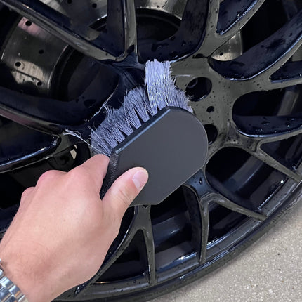 Brosse à Pneus Voiture – Poils Robustes & Manche Ergonomique | VibeAuto