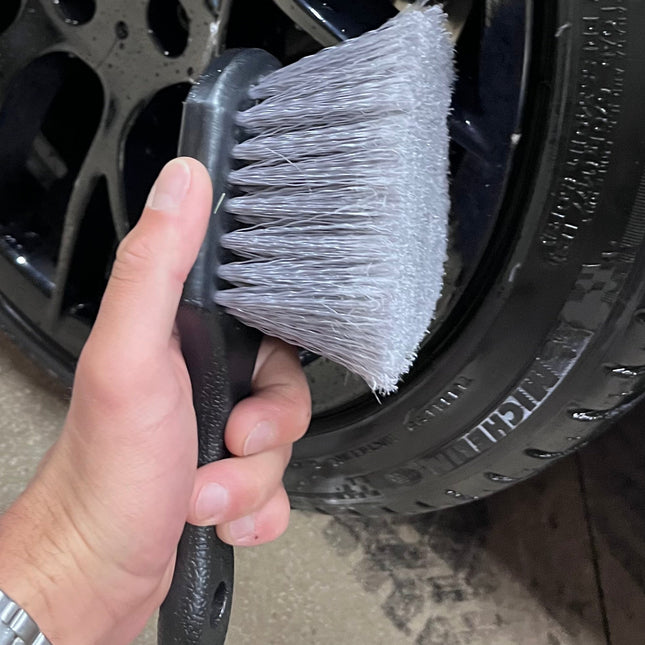 Brosse à Pneus Voiture – Poils Robustes & Manche Ergonomique | VibeAuto